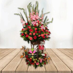 Arreglo floral de dos niveles con frutas
