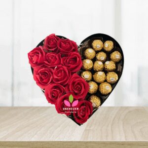 Corazon de rosas con chocolates ferrero