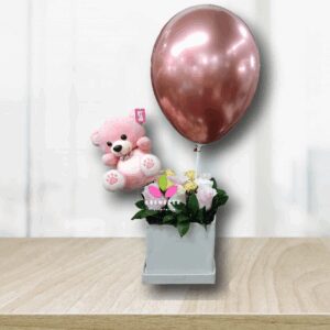 Arreglo floral con rosas y peluche