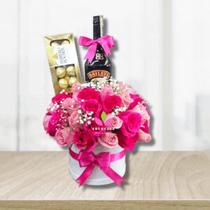 Arreglo floral con rosas, baileys y chocolates