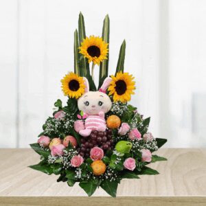 Arreglo floral con frutas y peluche