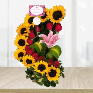 Arreglo floral con girasoles, rosas y lirios