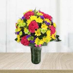 jarrón con claveles y margaritas - floristerías en Cali