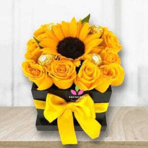 Cubo de rosas amarillas con girasol y chocolates