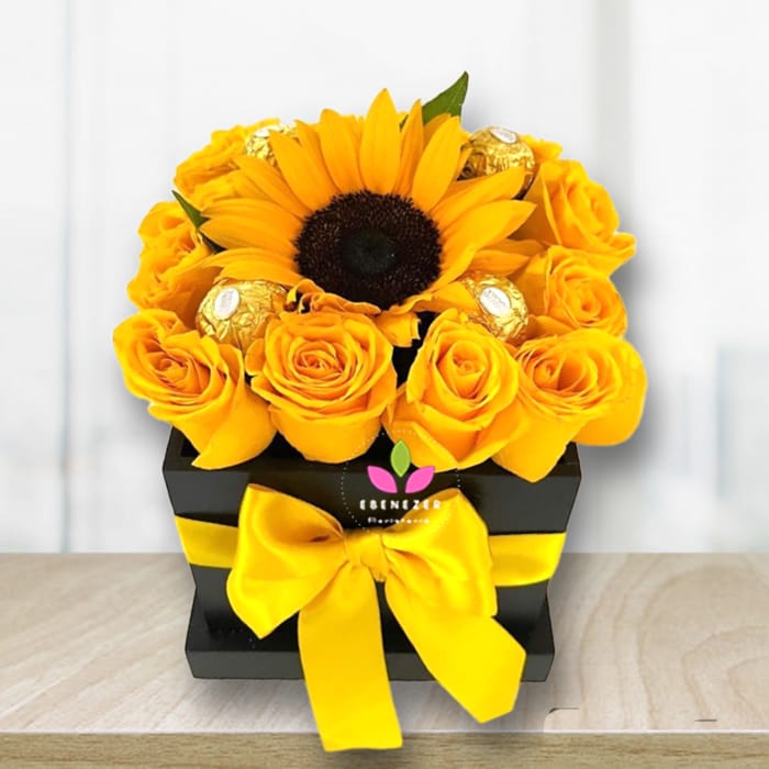 Cubo de rosas amarillas con girasol y chocolates 1 Cubo de rosas amarillas con girasol y chocolates