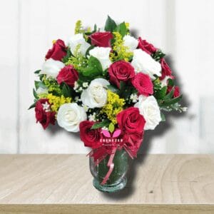 Jarrón de Rosas blancas y rojas - floristería en Cali