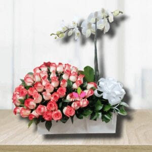 DIseño floral con rosas y plata de orquidea