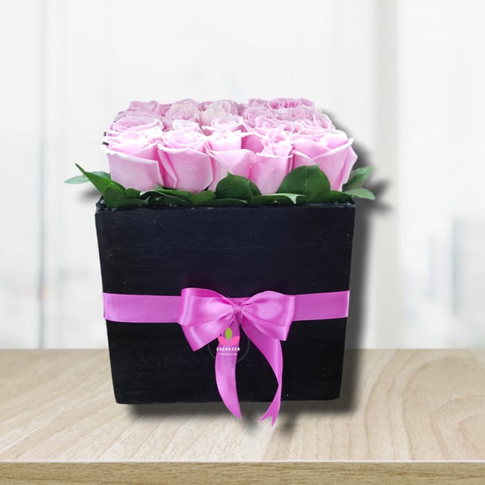 floristería en Cali: Cubo de rosas rosadas x 24 1 floristería en Cali: Cubo de rosas rosadas x 24