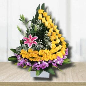 Flores en cali: arreglo floral con flores amarillas y lirios