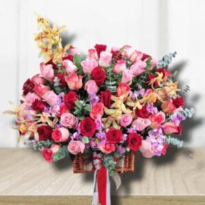 Arreglo floral con rosas y orquideas