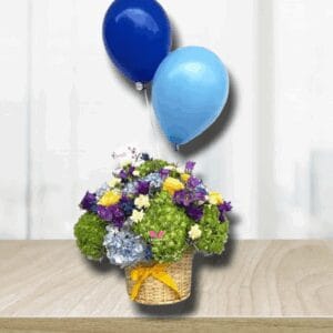 Arreglo de hortensias, rosas y globos con helio