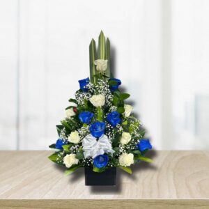 Arreglo floral de rosas azules y blancas